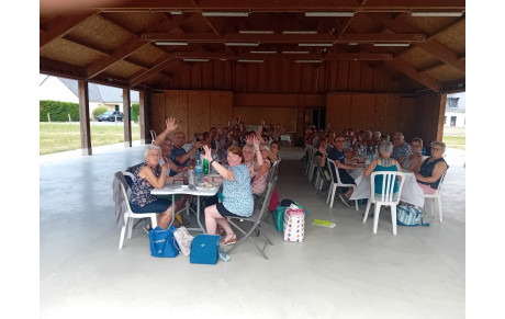 barbecue des marcheurs à Gée. 55 participants.